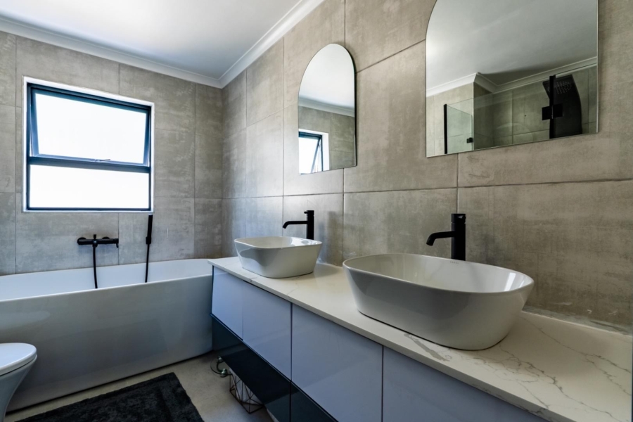 4 Bedroom Property for Sale in La Roche Western Cape